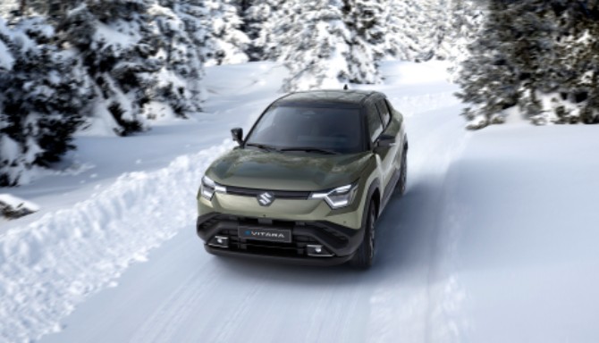 e Vitara 2025 snow